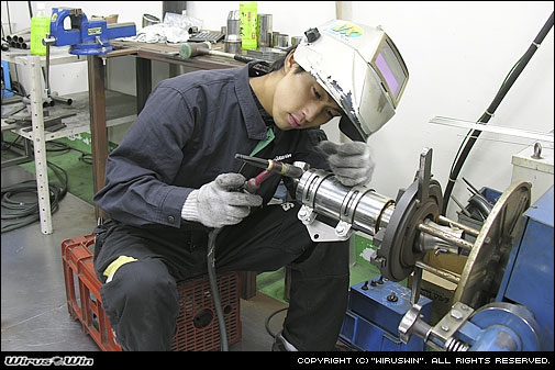 誰も遠慮して使わない、WirusWin社長の野澤氏の溶接場を我が物顔で使用するイケメンライダー長谷部選手。