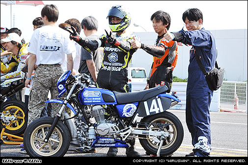 Aチームのスタート前の様子。イケメンライダー長谷部選手、太田君、上田さんで記念撮影。