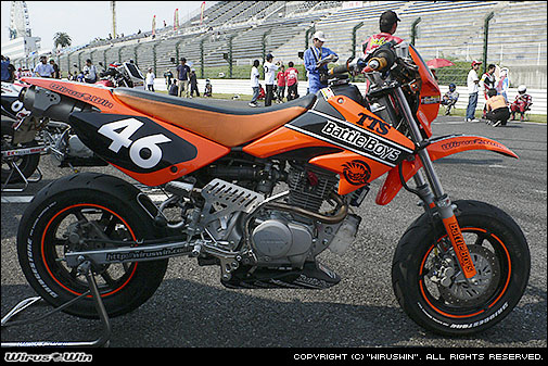 こちらはBチームのXR100 モタード。