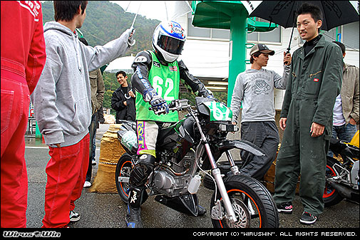スタート前。ライダー野澤氏。右が緊張気味の吉富。